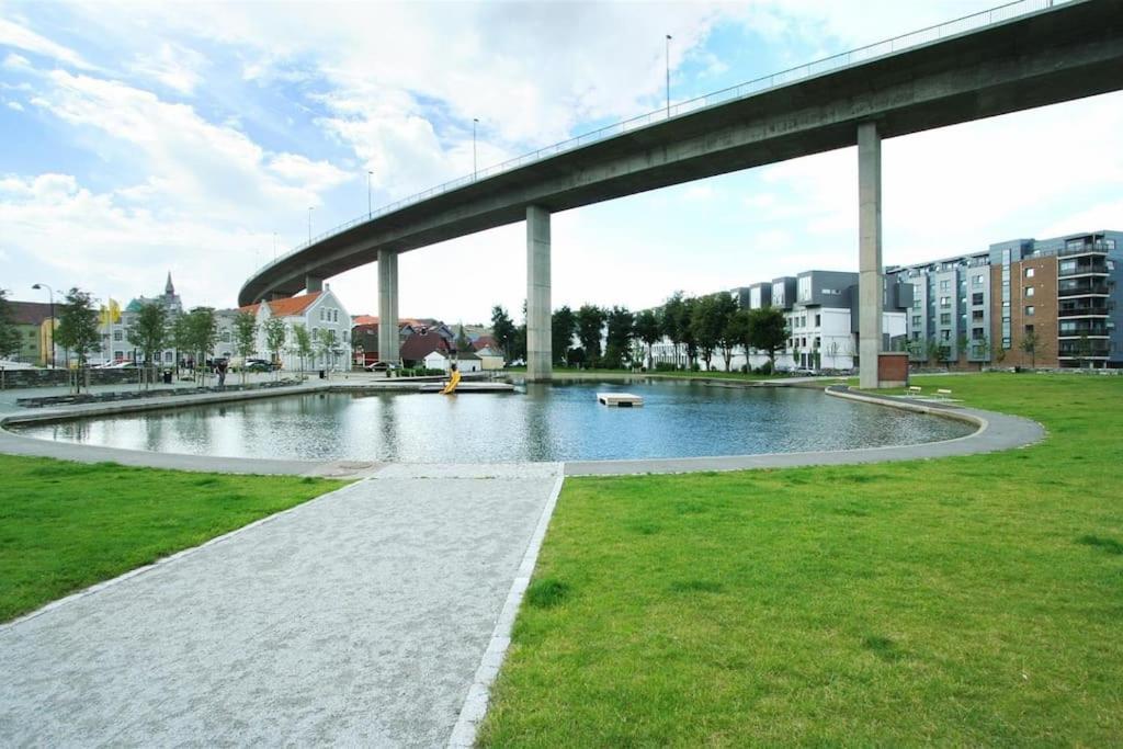 Spacious Waterfront Apartment With Free Parking - Upgraded 2024 스타방에르 외부 사진